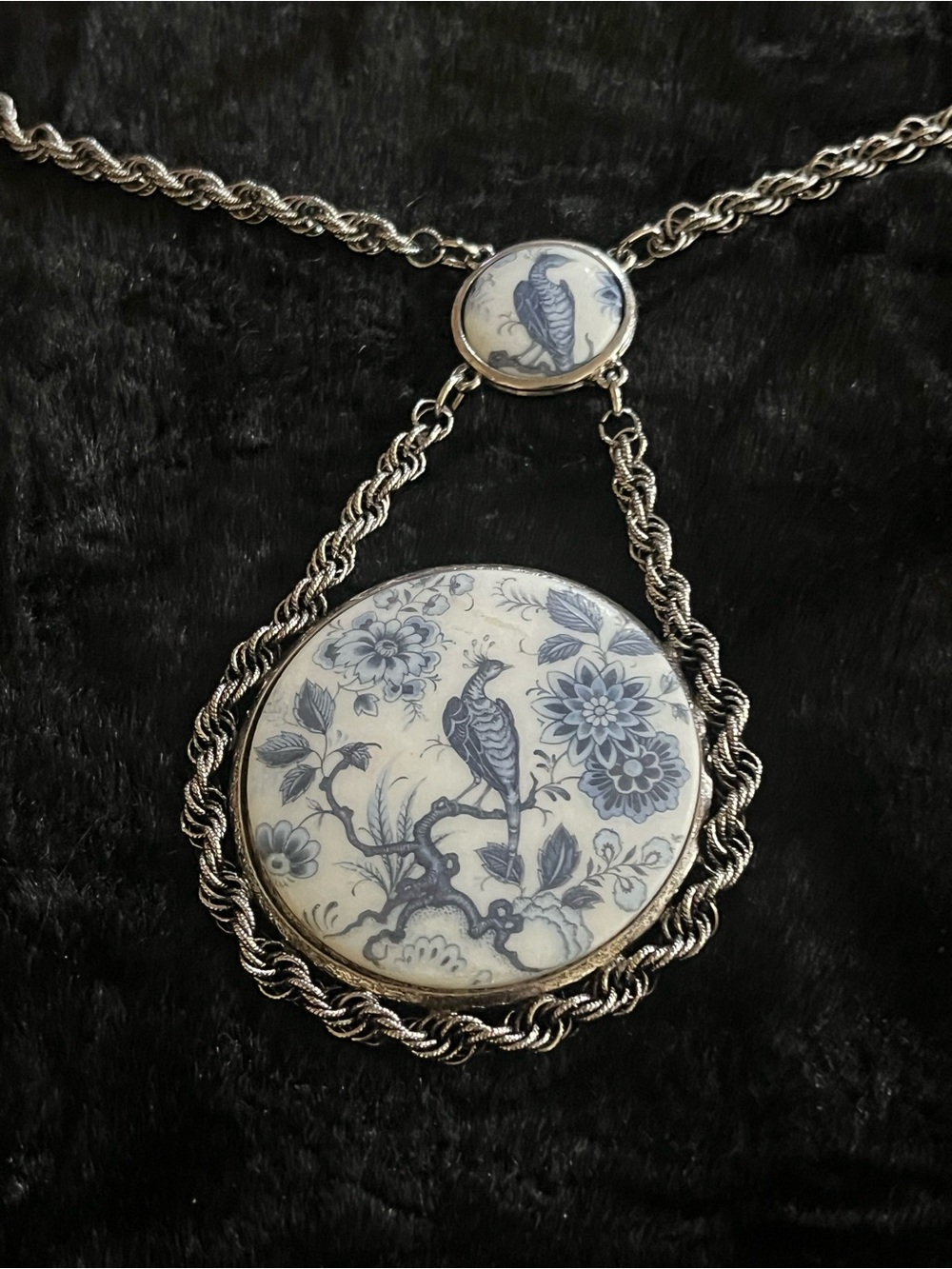 Vtg 70s Blue & White Bird & Flowers Medallion Necklace Asian Transferware